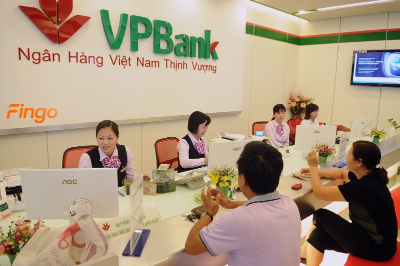 Đến quầy giao dịch để kiểm tra hạn mức thẻ tín dụng VPBank