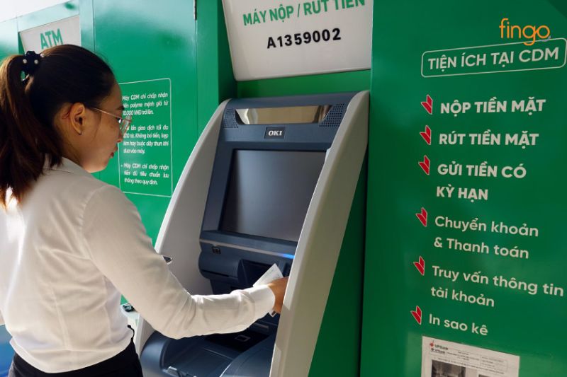 Thực hiện nộp tiền tại cây ATM VPBank