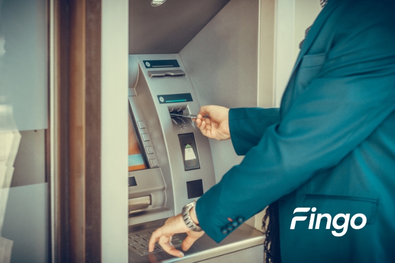 Rút tiền bằng thẻ ghi nợ tại cây ATM
