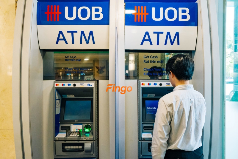 Rút tiền thẻ tín dụng UOB qua trụ ATM.
