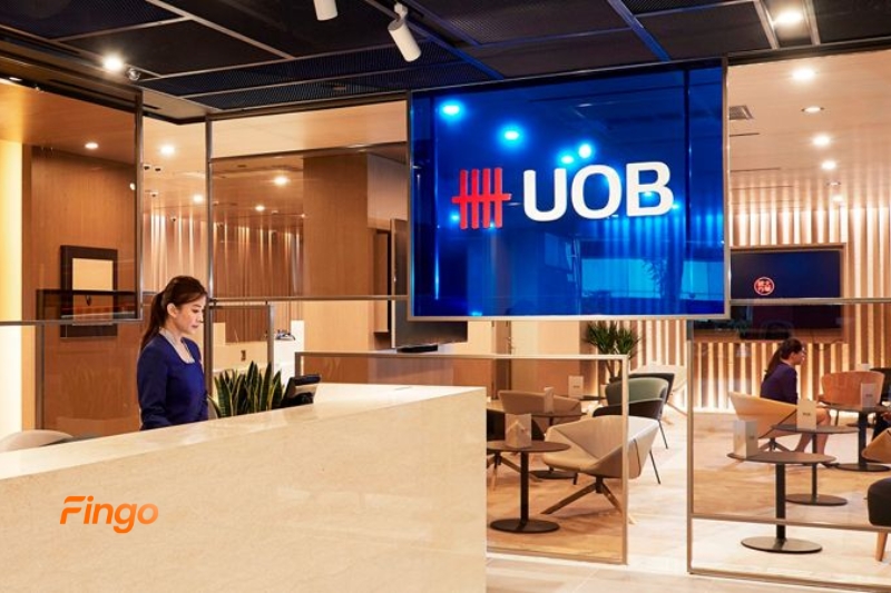 Rút tiền mặt thẻ tín dụng UOB trực tiếp tại ngân hàng.