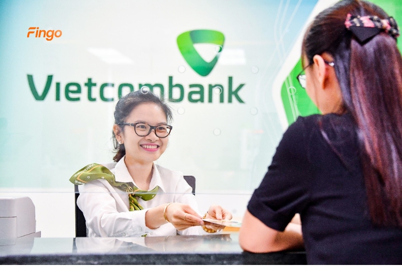Cách tra cứu khoản vay Vietcombank tại quầy giao dịch
