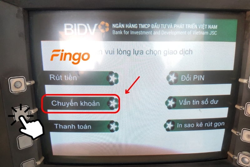 Màn hình lúc này sẽ hiển  thị những giao dịch có thể thực hiện được tại ATM, khách hàng chọn Chuyển khoản.