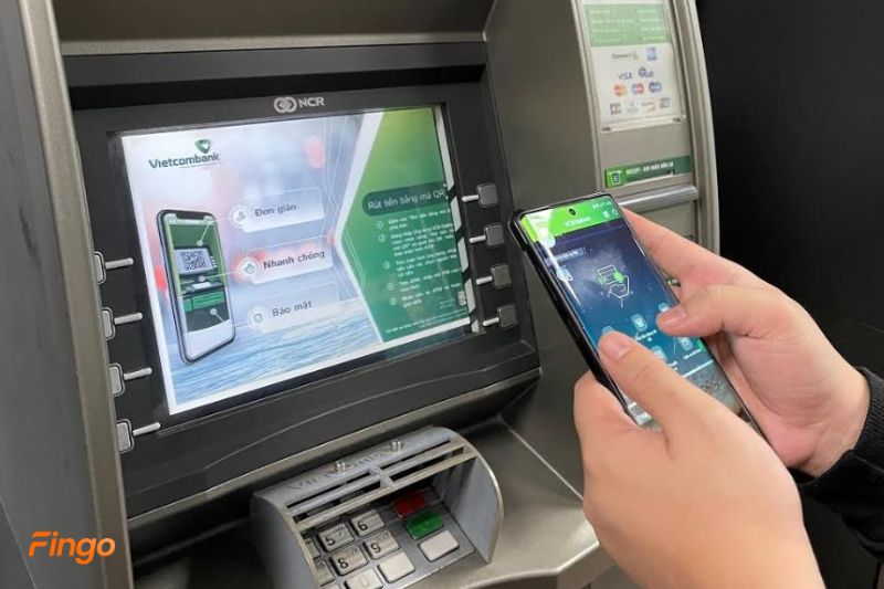 Thực hiện rút tiền mặt tại ATM bằng cách quét mã QR để tránh bị nuốt thẻ