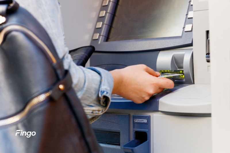 Cách rút tiền ATM Vietcombank tại ATM