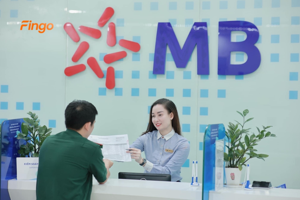 Chuyển đổi thẻ từ sang chip MB Bank tại quầy giao dịch