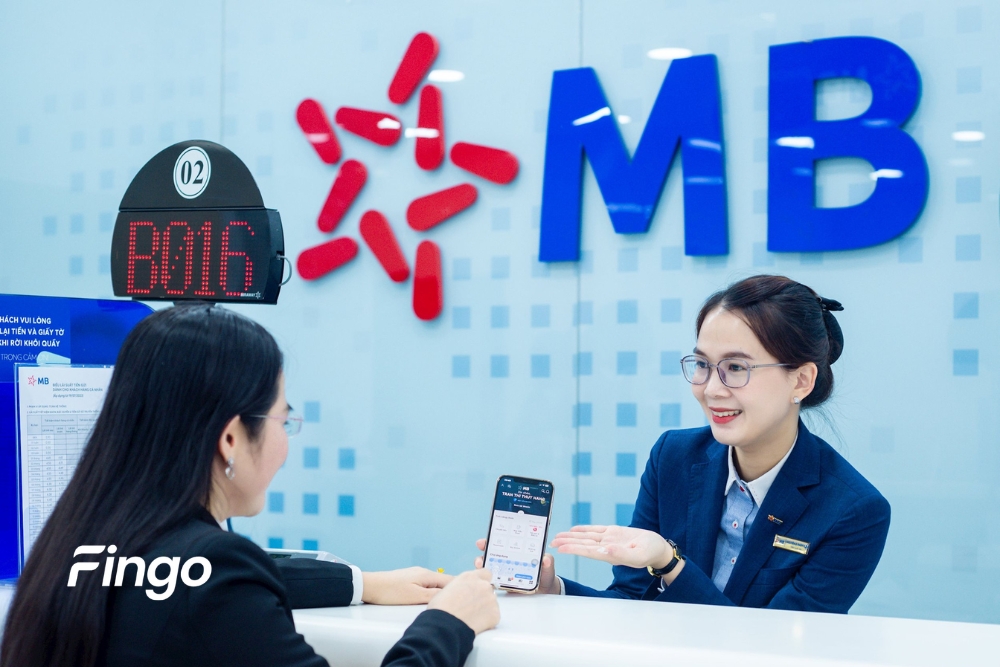 Kiểm tra số dư tài khoản MB Bank tại quầy giao dịch