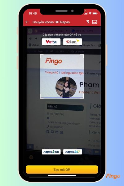 Sử dụng camera trên điện thoại để quét mã QR của người cần chuyển khoản