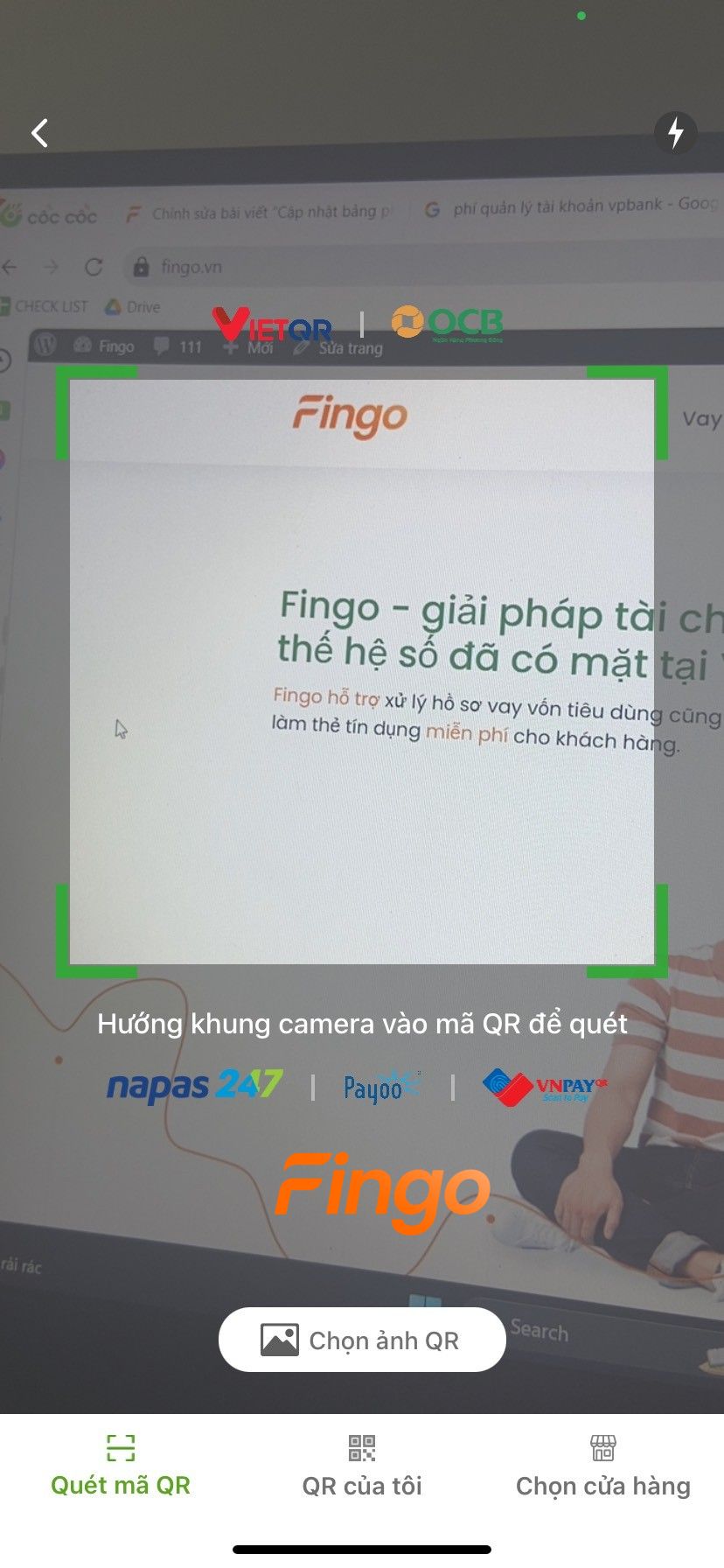 Di chuyển camera của điện thoại đến mã QR thanh toán của cửa hàng.
