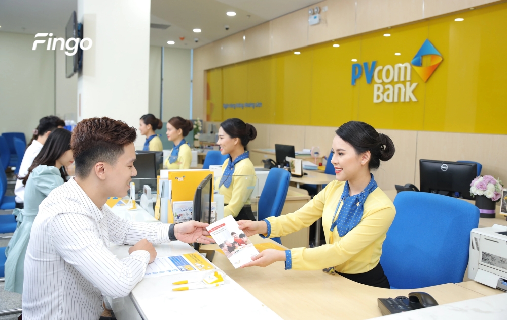 Tra cứu khoản vay PVcomBank qua quầy giao dịch