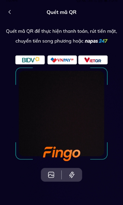 Sau đó khách hàng đưa màn hình đến để quét mã QR và chuyển tiền. Màn hình sẽ hiển thị thông tin người nhận, khách hàng chỉ cần nhập số tiền cần chuyển và xác nhận