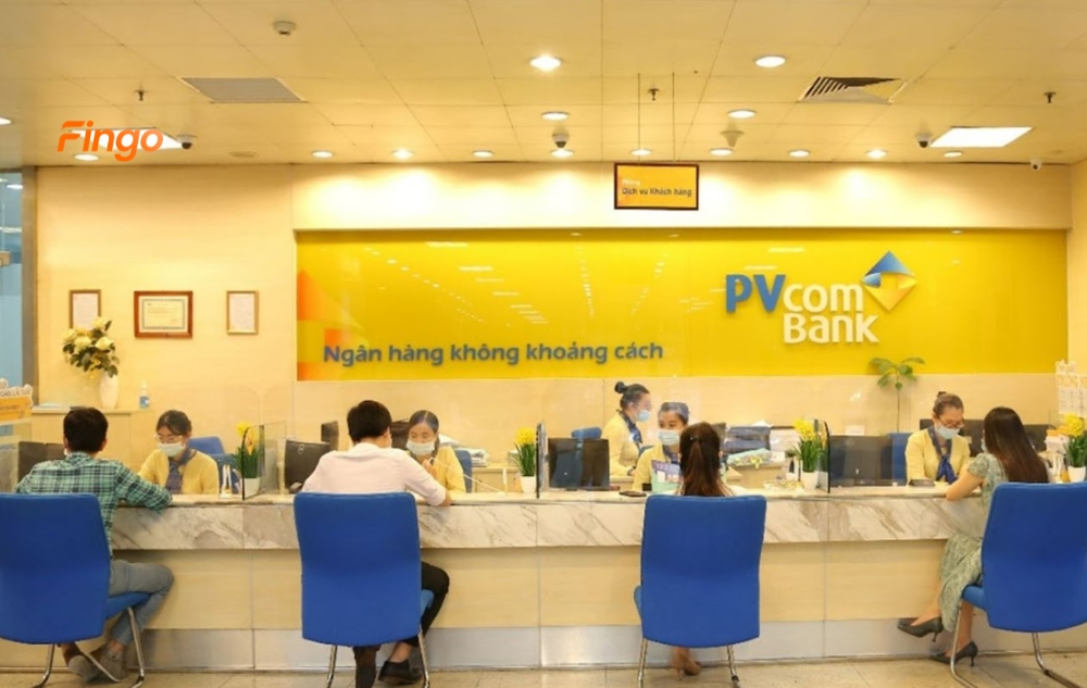 Khóa thẻ PVcomBank tại quầy giao dịch