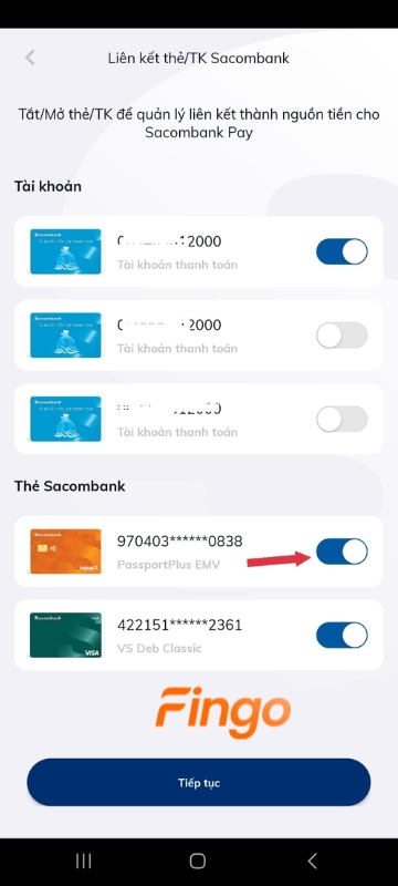 Gạt thanh lựa chọn tài khoản/thẻ Sacombank muốn liên kết để mở liên kết và bấm "Tiếp tục".