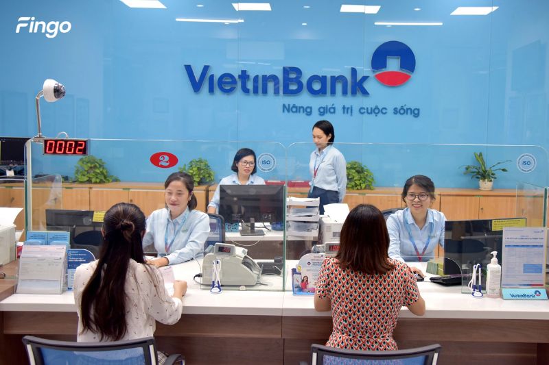 Đến quầy giao dịch để gia hạn thời gian sử dụng thẻ Vietinbank 