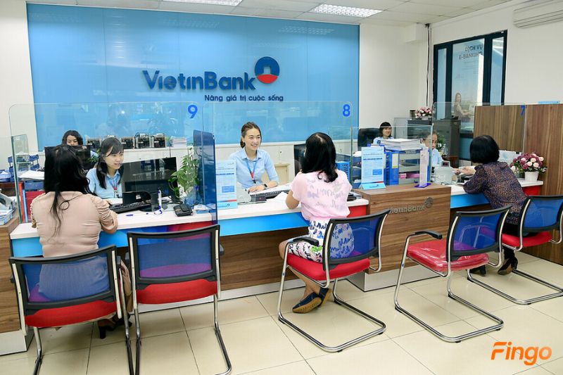 Đến quầy giao dịch ngân hàng Vietinbank yêu cầu nhân viên hỗ trợ mở khóa tài khoản