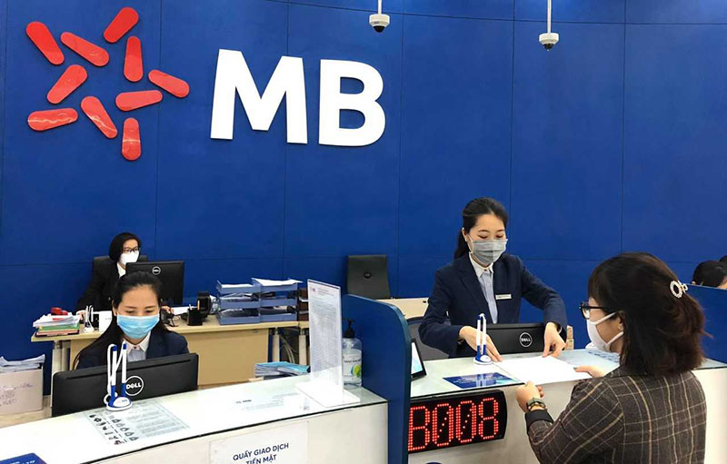 Đến tại quầy giao dịch để tra cứu số tài khoản nguồn MB bank nhanh nhất